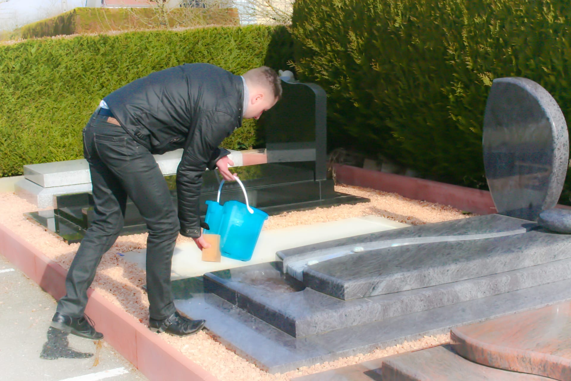 Entretien et nettoyage d'une sépulture au cimetière
